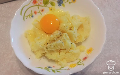 Затем вбиваем яйцо. Все перемешиваем. 