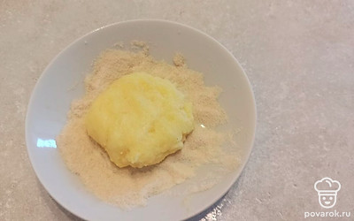 Формируем картофельные лепешки и обваливаем их в панировочных сухарях. 