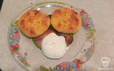 Подаем картофельные «улыбки» со сметаной. 