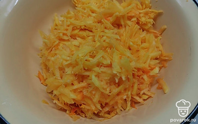 Тыкву натрите на крупной терке. 