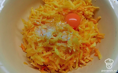 Посолите и добавьте яйца. Хорошо перемешайте. 