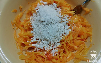 Введите муку и хорошо вымесите смесь. Тесто для оладий готово. 