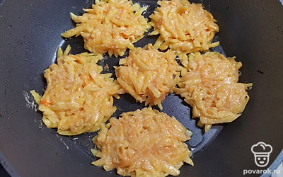 Выложите ложкой немного тыквенного теста на раскаленную сковороду, смазанную растительным маслом. Слегка приплюсните. 