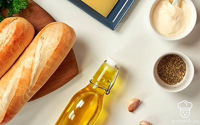 Чеснок очистите от шелухи. Петрушку вымойте, обсушите на бумажных полотенцах. Жаропрочный противень застелите пергаментной бумагой. Включите духовку на 180 градусов.