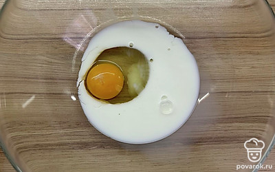 Разбейте в миску яйцо, добавьте молоко и взбейте. Добавьте в смесь сахар, валинин и разрыхлитель. Смешайте.