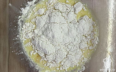 Введите муку и смешайте до однородной массы. 