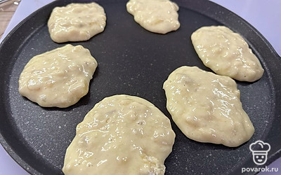 На разогретую сковородку выложите ложкой небольшое количество теста.