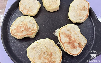 Жарьте с двух сторон до золотистой корочки (без масла).