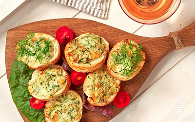 Багет со специями выложите на изящную сервировочную тарелку. Подайте к ужину с бокалом легкого итальянского вина.