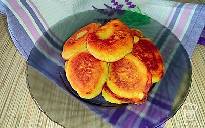 Подавайте оладушки горячими с вкусным чаем и вареньем.