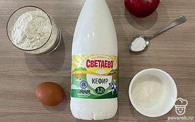 Подготовьте все ингредиенты. Достаньте кефир и яйцо из холодильника. Все ингредиенты должны быть комнатной температуры.