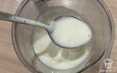 Налейте кефир в глубокую чашку. Добавьте туда яйцо, сахар и гашенную в уксусе соду. Хорошо перемешайте.