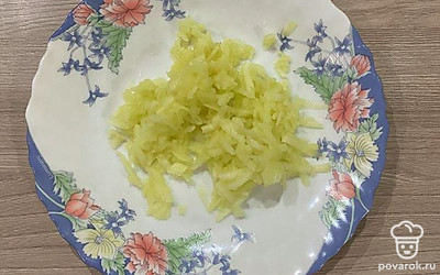 Натрите на крупной терке очищенное от кожуры яблоко.