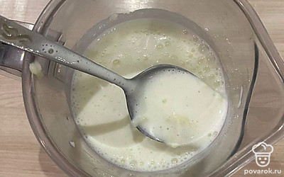 Добавьте яблоко к кефиру, хорошо перемешайте.