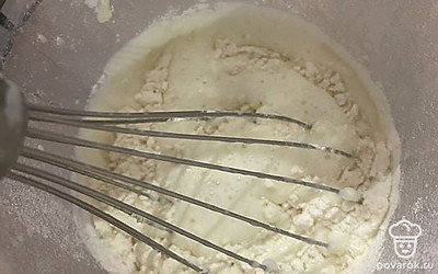 Перемешивайте венчиком полученное тесто, постепенно вводя просеянную муку. Можете добавлять по полстакана. Нужно получить массу консистенции густой сметаны. Муки может понадобиться немного больше или меньше. 