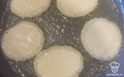 Налейте в глубокую сковороду много растительного масла, чтобы оладьи жарились как во фритюре. У меня получилось 5 миллиметров от дна сковороды. Столовой ложкой набирайте тесто и выкладывайте на горячую сковороду.