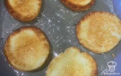 Жарьте оладьи с одной стороны на среднем огне примерно 2 минуты, до румянца. Затем переверните, зацепив вилкой.