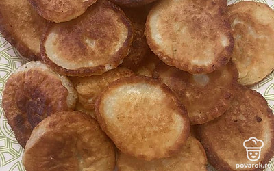 Выкладывайте готовые оладьи на тарелку. Можете положить на дно тарелки салфетку, чтобы она впитала лишнее масло. 