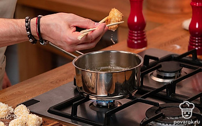 Прогрейте масло до 180 граудсов и при помощи шумовки или щипцов опустите сыр во фритюр. Обжаривайте сыр до образования золотистой корочки.