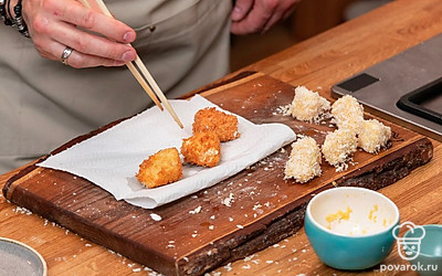 Снимите сыр на салфетку, чтобы убрать излишки масла.