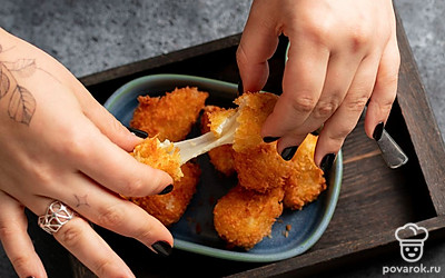 Подавайте к столу с любым ягодным аккомпанементом, том числе и с жареными ягодами.