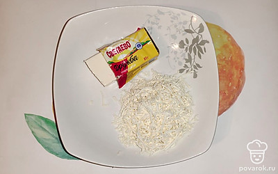 Плавленый сыр натрите на мелкой терке.