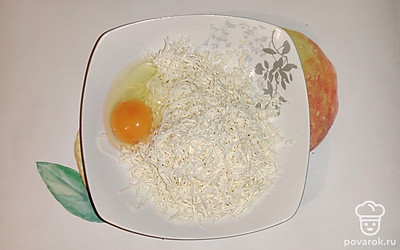 Добавьте к сыру куриное яйцо.