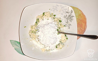 Затем добавьте просеянную пшеничную муку. Замесите тесто. 