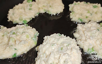 На разогретую сковороду влейте масло, выложите сырное тесто. Обжарьте оладушки на среднем огне до румяной корочки с двух сторон. Приятного аппетита!