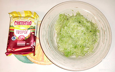 Кабачок помойте, натрите на мелкой терке. Слегка отожмите лишнюю жидкость.