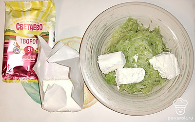 Добавьте творог. Перемешайте творог с тертым кабачком.