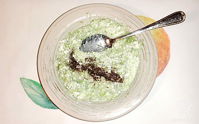 Затем добавьте соль и черный молотый перец.