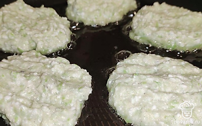 На разогретую сковороду влейте масло, выложите кабачковое тесто. Обжарьте оладушки с двух сторон до готовности. Можно накрыть сковороду крышкой. Приятного аппетита!