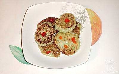 При подаче можно украсить оладьи острым соусом.