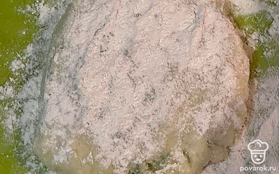 Тесто выложите на стол.