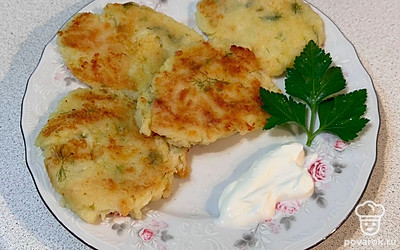 Готовые оладьи переложите на тарелку.