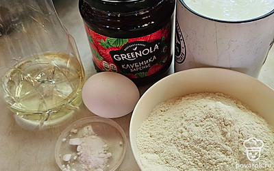 Подготовьте все необходимые ингредиенты. Разогрейте сковороду с капелькой масла. 