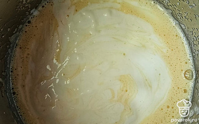 В отдельную емкость разбейте яйцо и всыпьте сахар. Взбейте все с помощью венчика до легкой пены. Добавьте кефир и подогрейте примерно до 40 градусов. Снимите с огня, добавьте соду и муку. Замешайте тесто. 