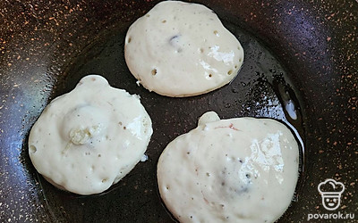 Сверху добавьте еще немного теста, как показано на фото. Жарьте на среднем огне под закрытой крышкой. Томите сначала с одной, затем с другой стороны. 