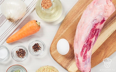 Отмерьте необходимое количество специй по рецепту. Хвосты говяжьи вычистите и промойте. Морковь, лук репчатый и корень сельдерея очистите, помойте и разрежьте на 4 части. Яйцо обработайте 6%-ным раствором уксуса. Рис для подачи промойте и отварите в подсоленной воде, тимьян переберите и промойте, морковь для сервировки очистите, помойте и отварите, нарежьте брусочками 3х3 мм.