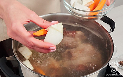 Сварите овощи и мясо. Хвосты нарубите кусками по 15-18 см длиной, залейте холодной водой и замочите на 4 часа. Затем обсушите и обжарьте на растительном масле до коричневой корочки. Сложите в кастрюлю, залейте холодной водой так, чтобы уровень воды был выше мяса, доведите до кипения, снимите пену. Лук, морковь и корень сельдерея добавьте к мясу. Через 30 минут добавьте гвоздику, перец горошком, лавровый лист. Доведите до кипения, убавьте огонь и варите под крышкой 5 часов.