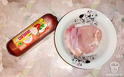 Филе бедра индейки помойте, просушите бумажным полотенцем.