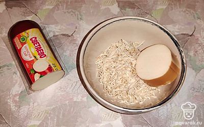 Сыр натрите на мелкой терке. 