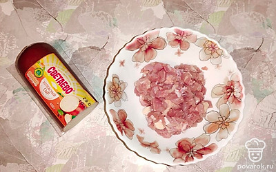 Мясо индейки нарежьте маленькими кубиками.