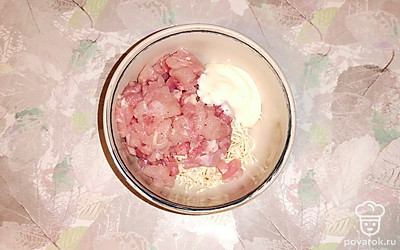 Выложите к мясу сыр. Добавьте майонез и соль по вкусу.