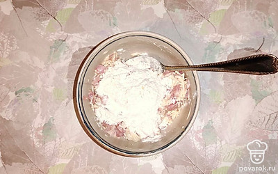 В миску всыпьте пшеничную муку, снова перемешайте. 