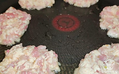 На разогретую сковороду влейте растительное масло и сформируйте оладушки. Жарьте с двух сторон до золотистого цвета. 