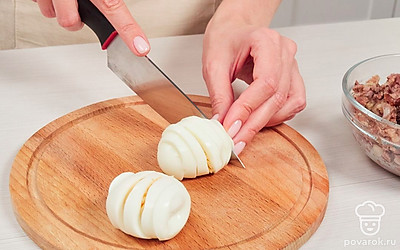 Подготовьте все ингредиенты для холодца. Вареные хвосты выньте из кастрюли, остудите, снимите с хвостов мясо, порубите его. Из бульона достаньте овощи. Яйца отварите вкрутую, остудите, очистите и нарежьте кружочками. Морковь из бульона нарежьте соломкой.