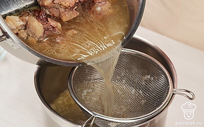 Сварите бульон. После того, как достали все ингредиенты из бульона, поставьте бульон на плиту, положите туда очищенные кости, соль, доведите до кипения и варите до уменьшения объема жидкости в 2 раза. Остудите и процедите бульон через сито.