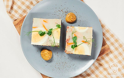 Говядина хорошо сочетается с рисом. Подайте холодец на тарелке, рядом выложите пару ложек отварного риса. Холодец украсьте отварной морковкой и веткой тимьяна.